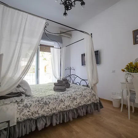 La Piazzetta Delle Regine Bed & Breakfast 3*