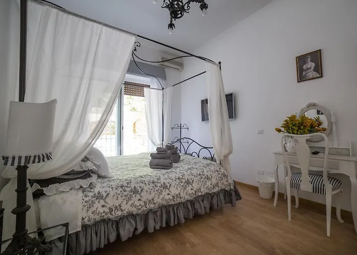 La Piazzetta Delle Regine Bed and Breakfast 3*